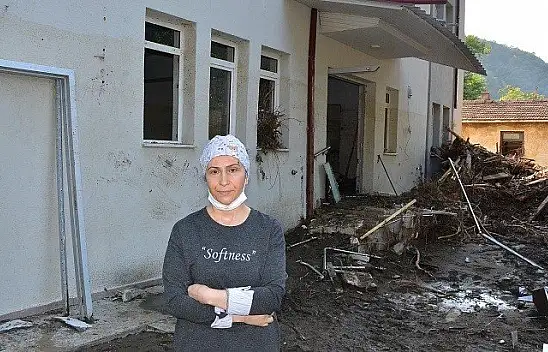 Ağacın dallarına tutunarak selden kurtuldu