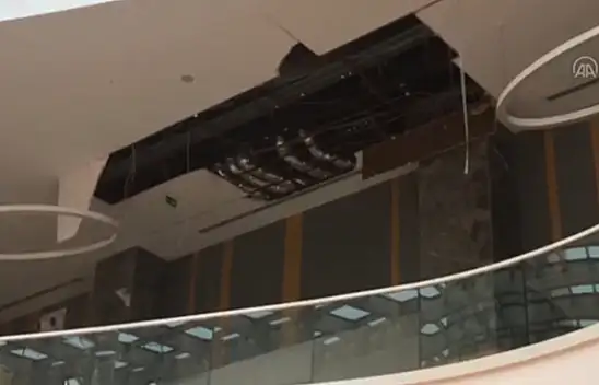 Ağaçlar devrildi! Alışveriş merkezinin çatısı çöktü