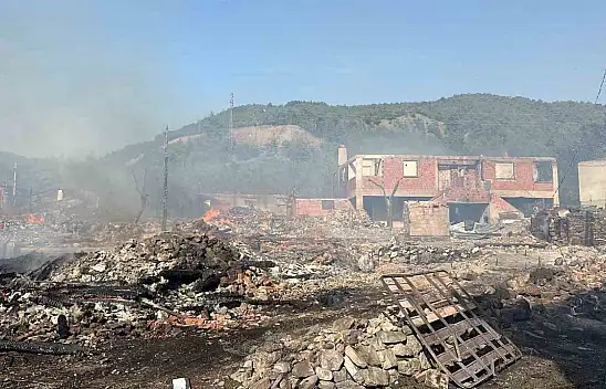 Yangına müdahale sürüyor! 12 ev küle döndü