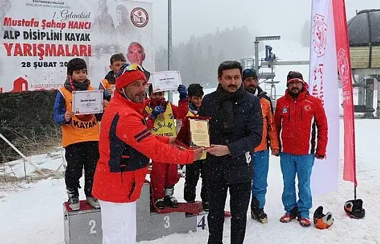 Alp Disiplini Kayak Yarışmaları, Ilgaz Dağı'nda düzenlendi