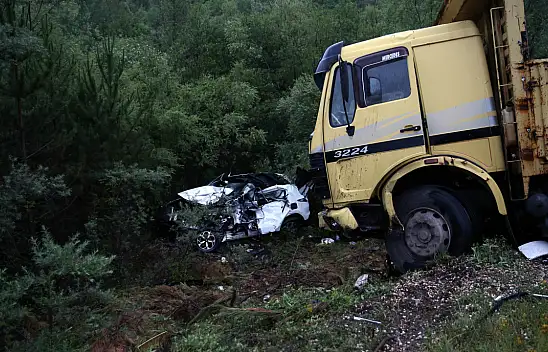 Anne, baba ve bebekleri öldü