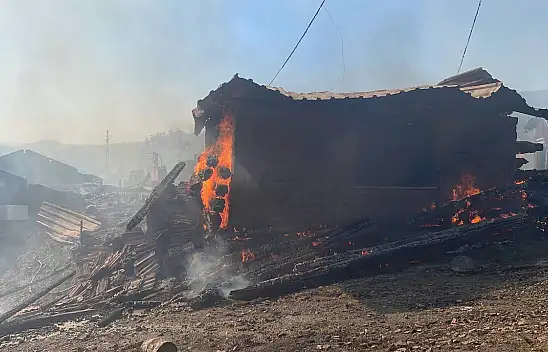 Araç'ta büyük yangın! 10 ev yandı