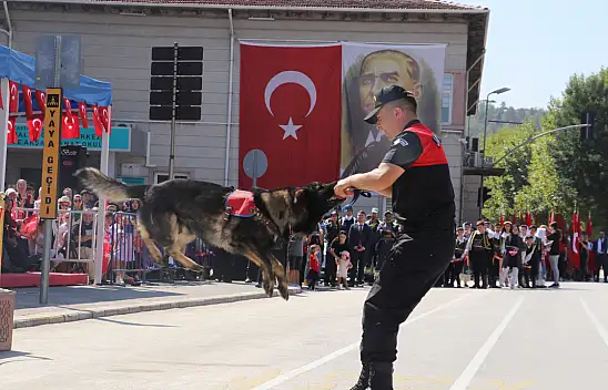 Arama kurtarma köpeklerinin gösterisi ilgiyle izlendi