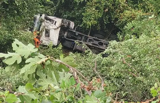 Asfalt çalışması yapan kamyon uçuruma yuvarlandı: 1 yaralı