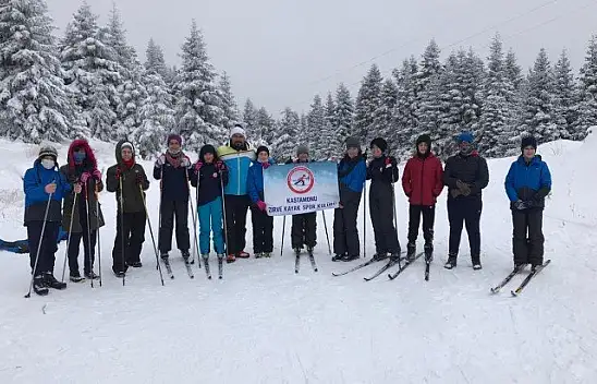 Asfaltta antrenman yapan kayakçılar kara kavuştu