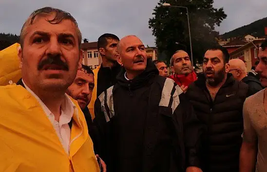 Bakan Soylu, sel felaketindeki kurtarma çalışmalarına katıldı