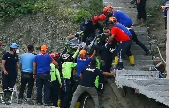 Çöken apartmandan 2 vatandaşın cansız bedeni çıkarıldı