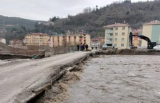 Bozkurt'ta Ezine Çayı eriyen kar suları ile yükseldi