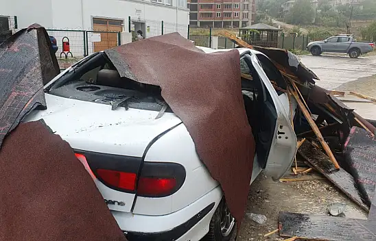 Budamış'ta bina çatısı uçtu! 3 yaralı