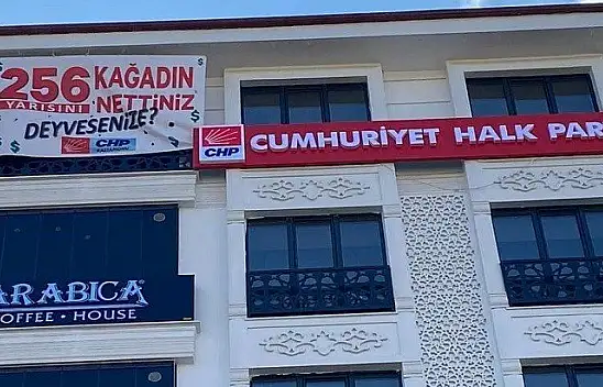 CHP'den '256 kağadın yarısını nettiniz, deyvesenize' yazılı pankart