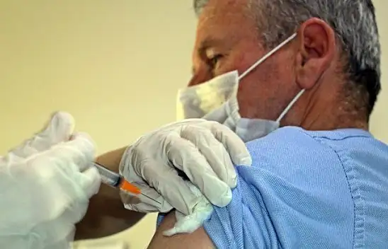 Aşı olup virüse yakalananlar tekrar aşılanıyor