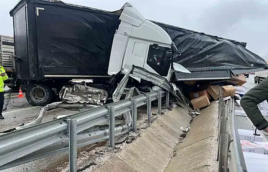 Tır, bariyerlere çarptı: 2 yaralı