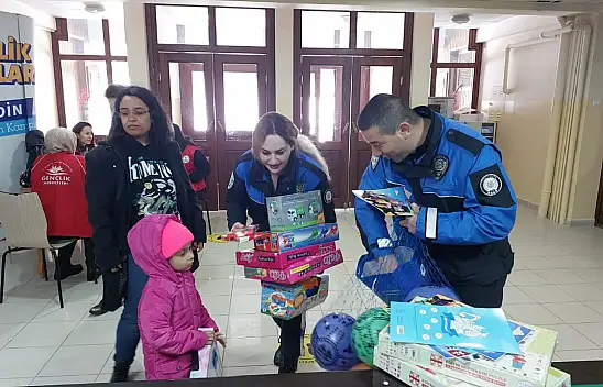 Depremzede çocuklara polisler moral veriyor