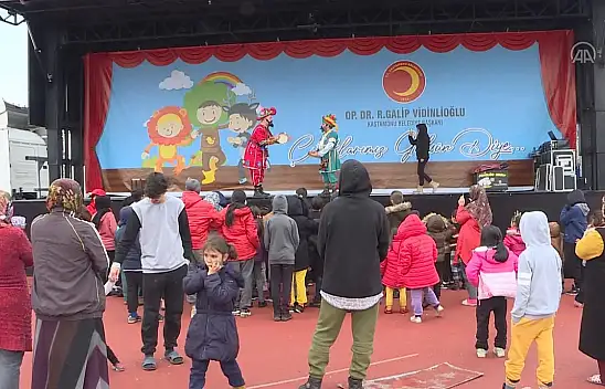 Depremzede çocukların yüzü tiyatro tırıyla gülüyor