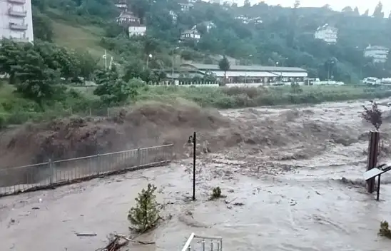 Taşkın riskine alt katta oturanların üst katları çıkması istendi