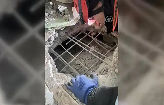 Enkazdaki küçük Sare, duygulandırdı