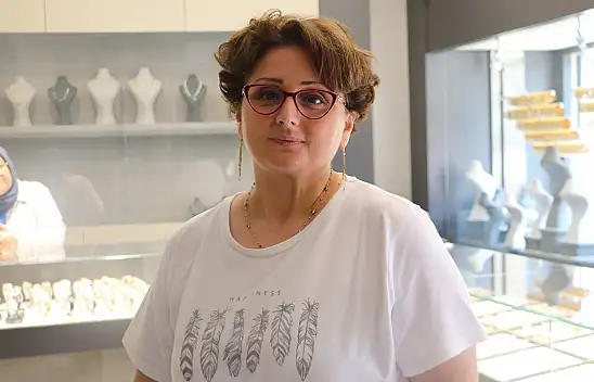 Eşini selde kaybetmişti! Tezgahın başına geçti