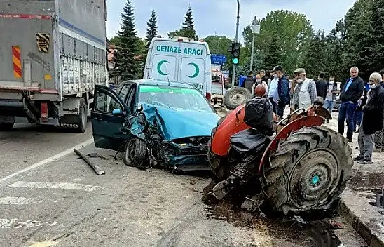 Feci kaza! Traktör ikiye bölündü: 3 yaralı