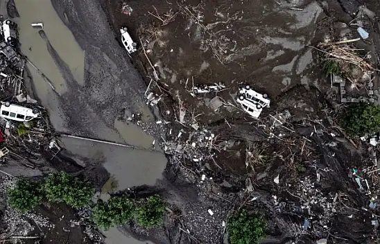 Sel felaketi yüzlerce aracı çamura gömdü