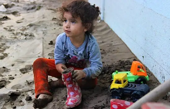 Felaketin ortasındaki masumiyet yürek burktu