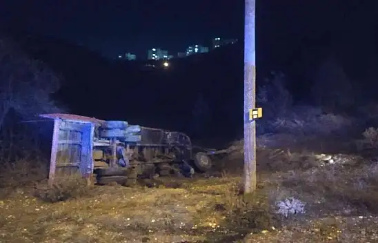 Kamyonun freni boşaldı! Sürücü atlayarak kurtuldu