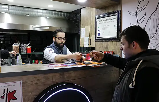 Gelirini deprem için AFAD'a bağışlıyor