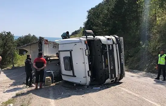 Hafriyat kamyonu devrildi: 1 yaralı