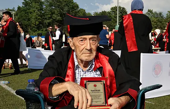 Hayaliydi! 82 yaşında mezun oldu