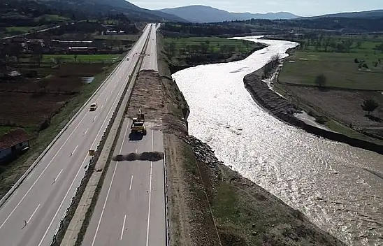 Heyelan oluşan bölgelerde çalışma yapılıyor