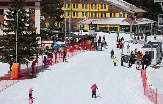 Ilgaz Dağı Kayak Merkezi'nde kısıtlamasız hafta sonu yoğunluğu yaşandı