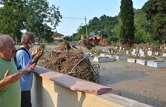 İnebolu'daki selde mezarlıklar da zarar gördü