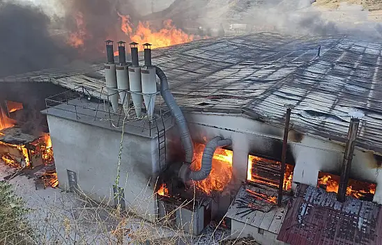 Kapı fabrikasında büyük yangın