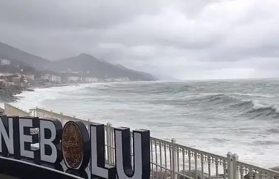 Karadeniz'de fırtına etkili oluyor