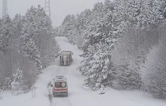 Kovid-19 hastası çift, 4 saatlik mücadeleyle hastaneye ulaştırıldı