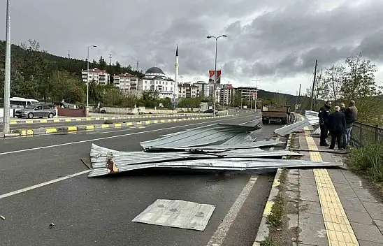 Kastamonu'da binaların çatıları uçtu