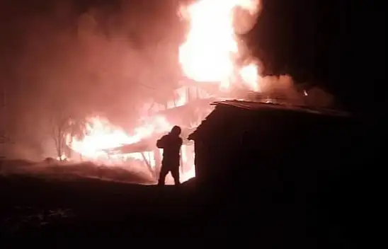 Daday'da geceyi alevler aydınlattı: 2 ev, 3 ahır küle döndü