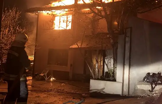 Kastamonu'da yangın: 4 ev alevlere teslim oldu