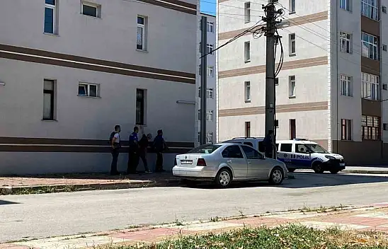 Dehşet saçan silahlı saldırgan 2 polisi yaraladı!