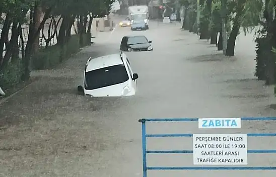 Sağanak yağış cadde ve sokakları göle çevirdi