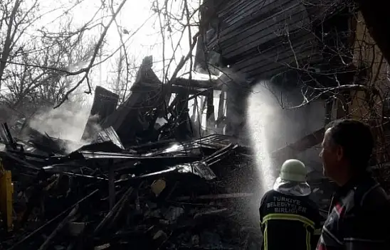 Kastamonu'da üç katlı ahşap ev küle döndü