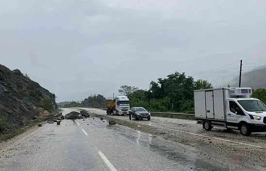 Yağışlar nedeniyle yola kaya parçaları döküldü