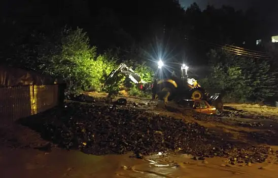 Kastamonu'da iki araç toprak altında kaldı