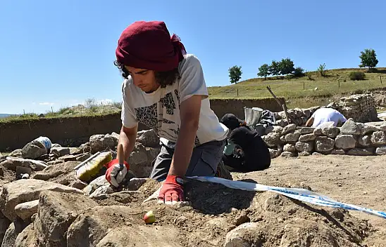 Kazı ekibiyle gün yüzüne çıkarılıyor