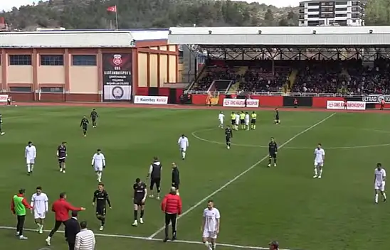 Kendisini alkışlayan taraftara sinkaflı sözler