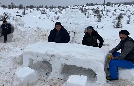 Kızak yarışları için kar mağarası ve iglo yaptılar