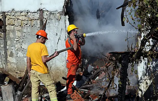 Kızılkese köyünde yangın! Felçli kadın mahsur kaldı