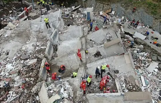 Komandolar, selin vurduğu ilçeyi temizliyor