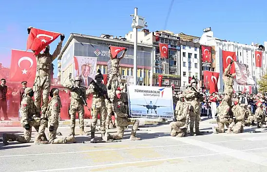 Komandolardan anlamlı TUSAŞ pankartı