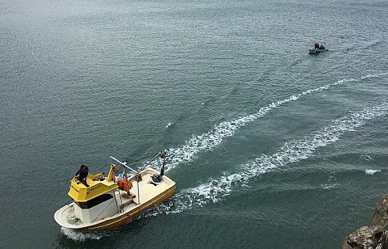 Komşuda batan geminin kayıp 3 mürettebatı aranıyor