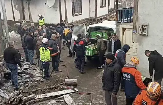 Yanan evde baba ile oğlunun cansız bedenine ulaşıldı